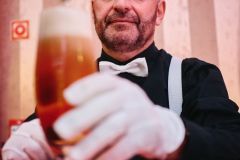 895